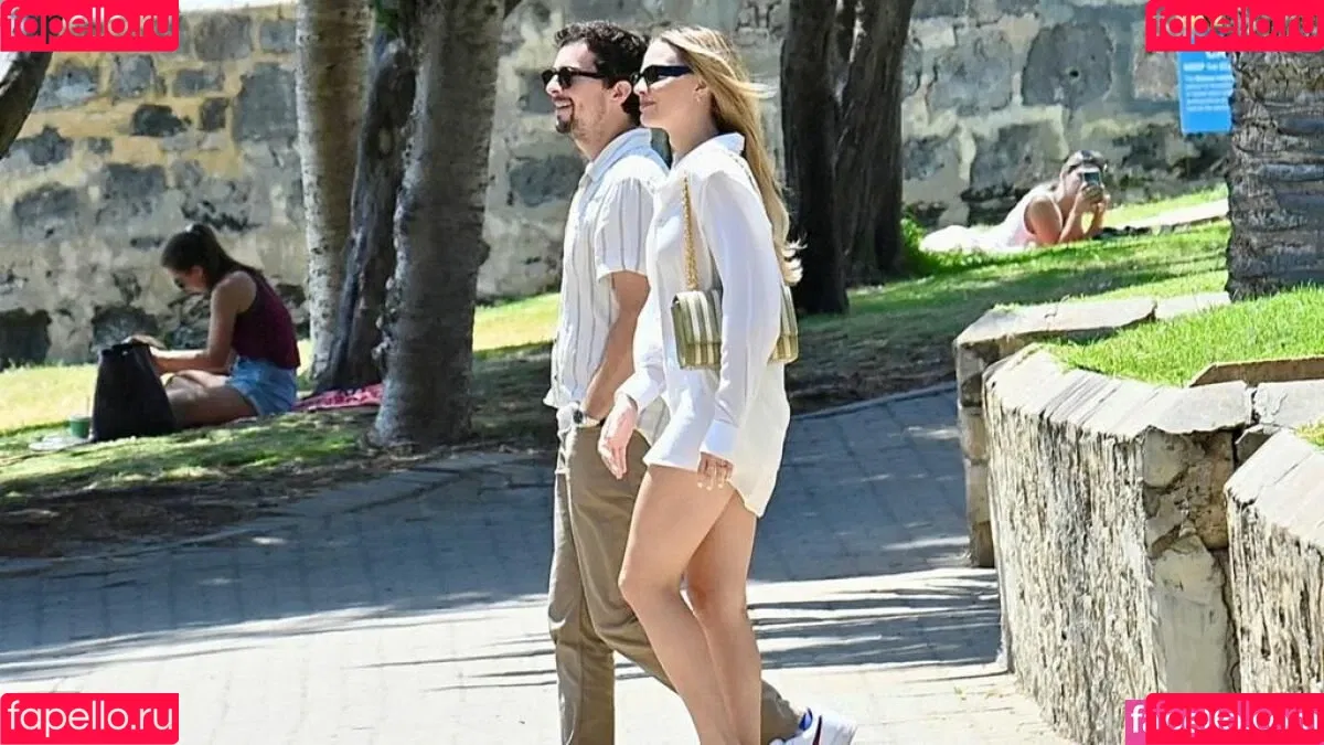 Margot Robbie / margotrobbieofficial Onlyfans Photo Gallery 