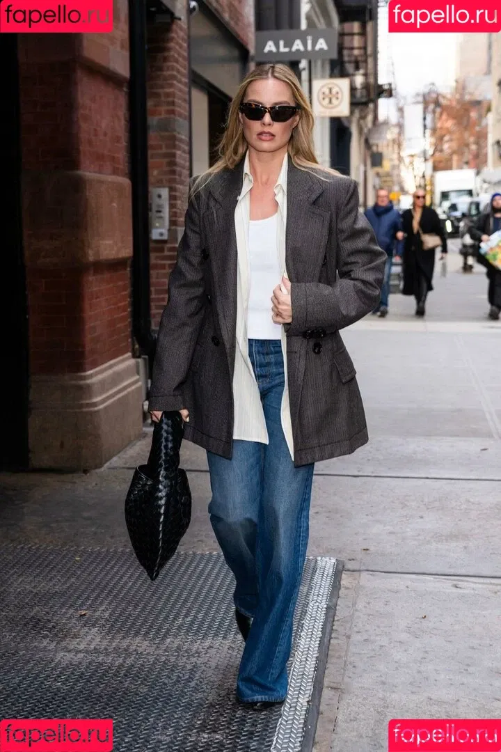 Margot Robbie / margotrobbieofficial Onlyfans Photo Gallery 