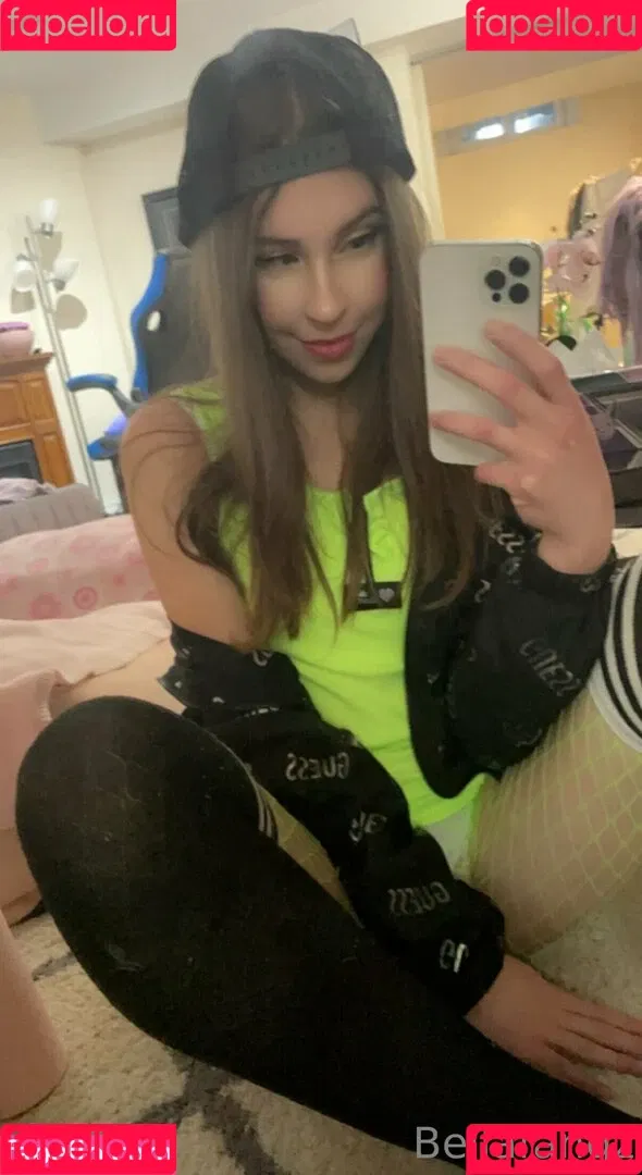 ahegaofangz / bellafangz Onlyfans Photo Gallery 