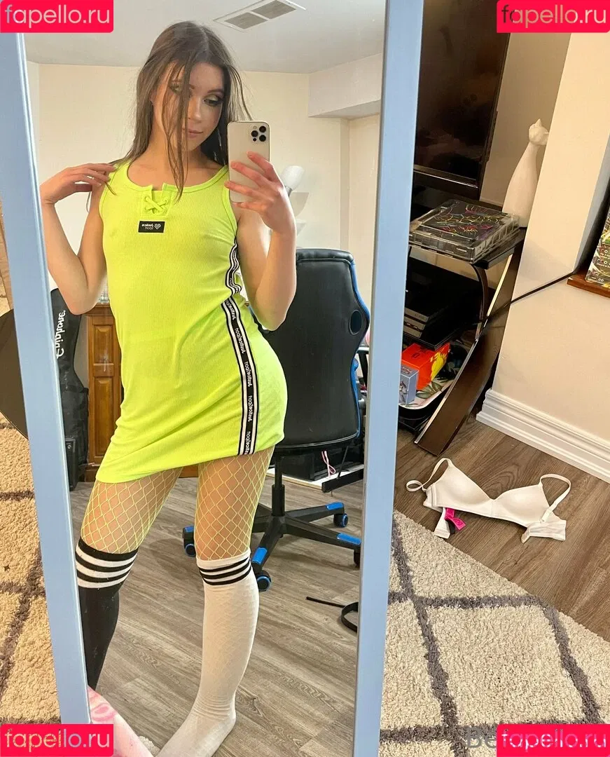 ahegaofangz / bellafangz Onlyfans Photo Gallery 