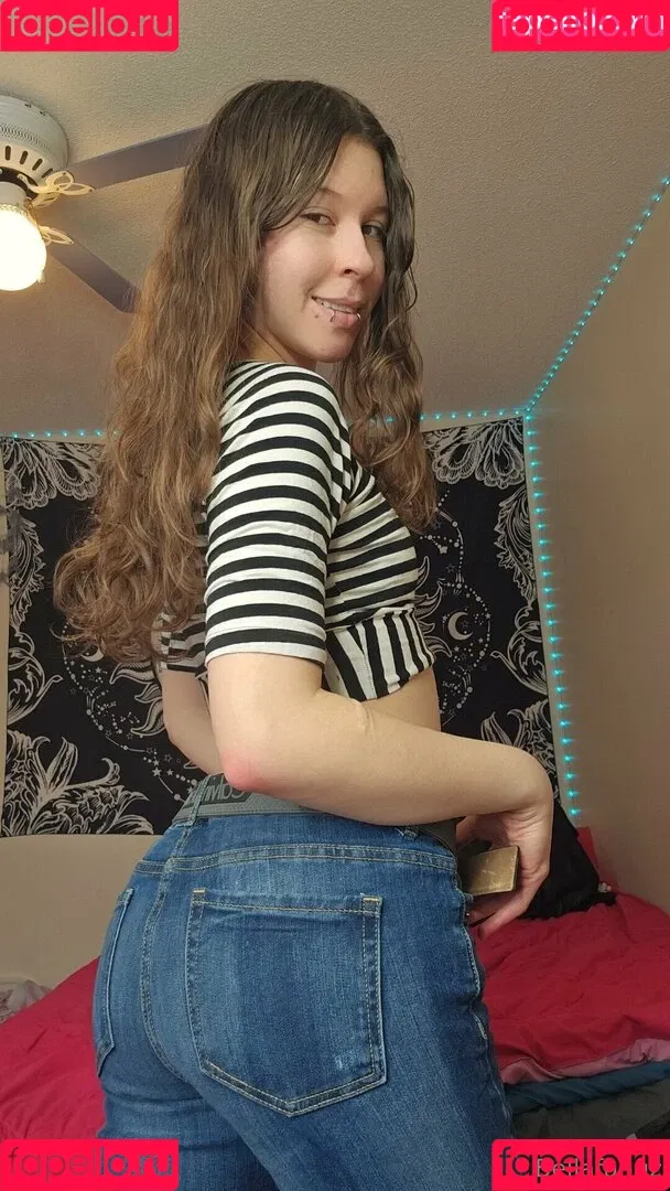 ahegaofangz / bellafangz Onlyfans Photo Gallery 