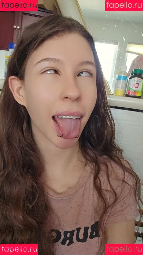 ahegaofangz / bellafangz Onlyfans Photo Gallery 