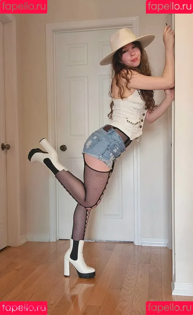 ahegaofangz / bellafangz Onlyfans Photo Gallery 