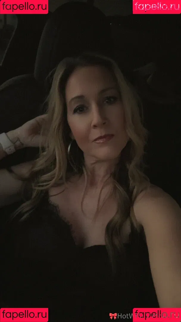 Hotwife_Vxxx / _torias_secret_ / hot_wife_victoria Onlyfans Photo Gallery 