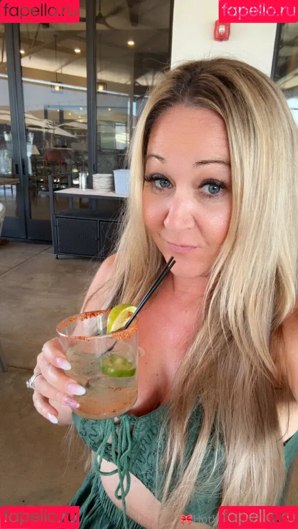 Hotwife_Vxxx / _torias_secret_ / hot_wife_victoria Onlyfans Photo Gallery 