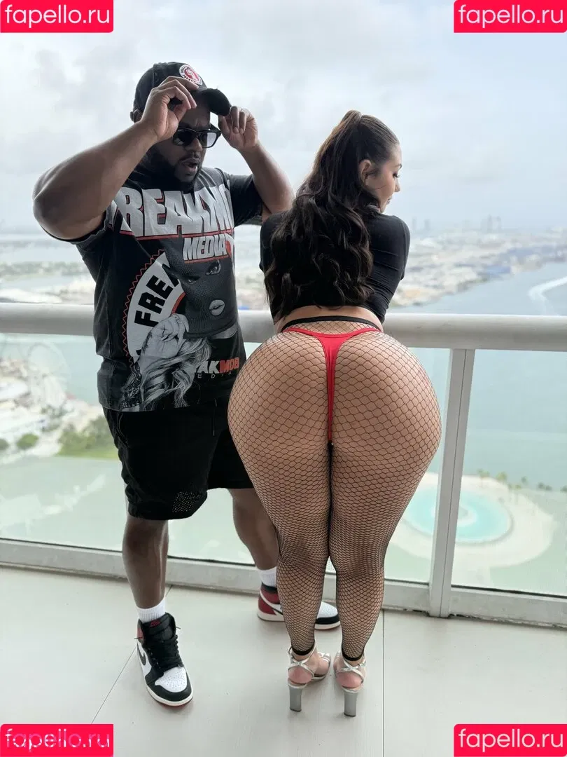 Vivian Taylor / Vivianxxtaylor / taylorxxvivian Onlyfans Photo Gallery 