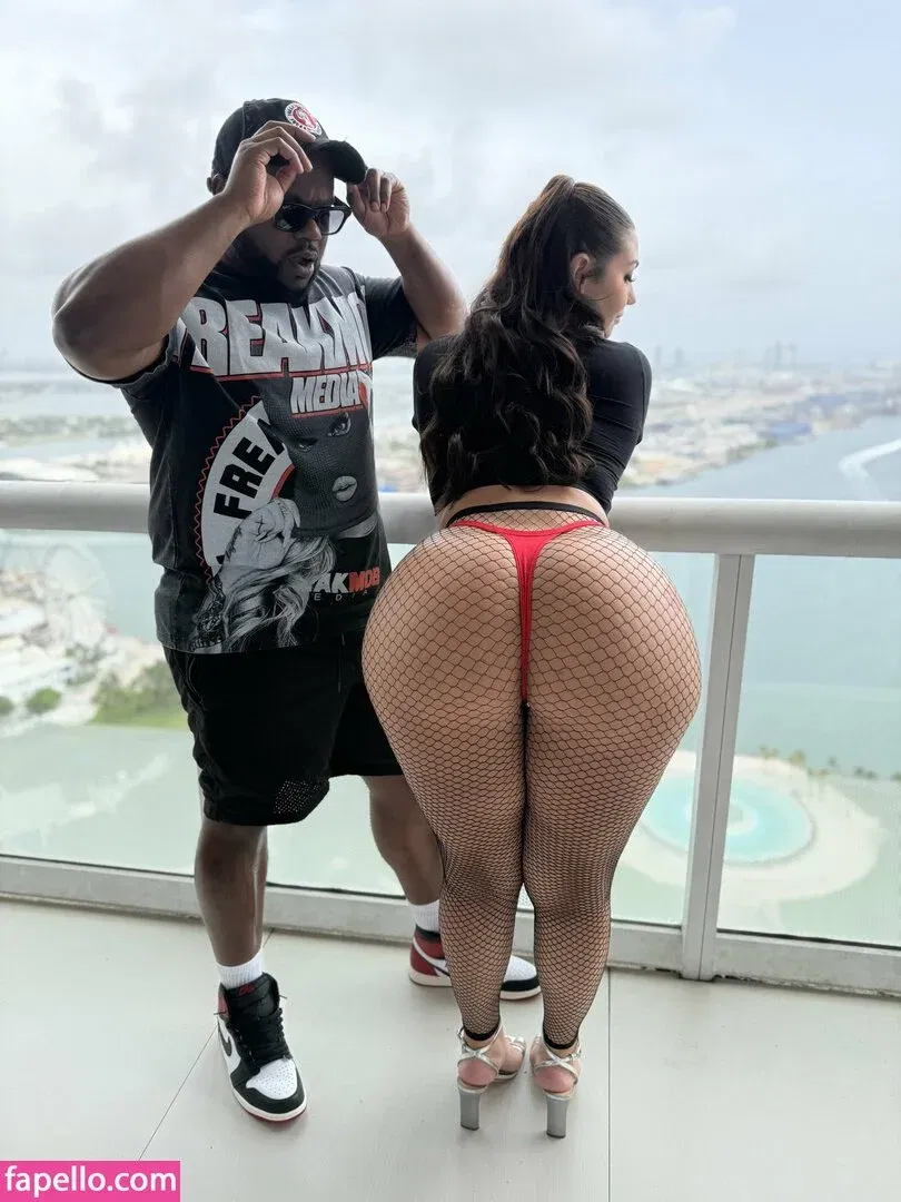 Vivian Taylor / Vivianxxtaylor / taylorxxvivian Onlyfans Photo Gallery 