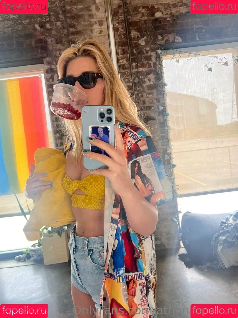 athenasees / athenaskisses / athenaskisses1 Onlyfans Photo Gallery 