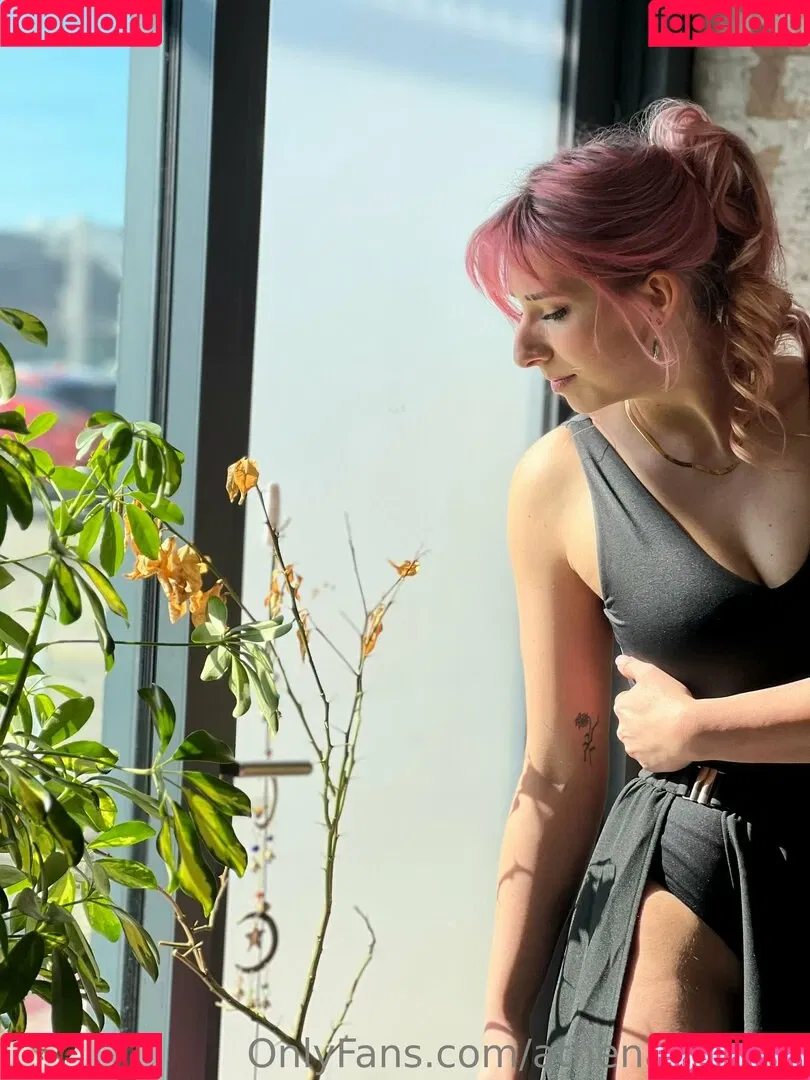 athenasees / athenaskisses / athenaskisses1 Onlyfans Photo Gallery 