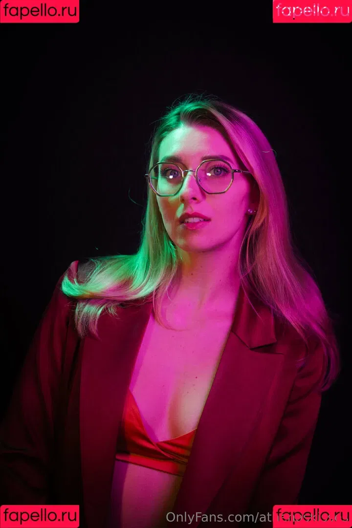 athenasees / athenaskisses / athenaskisses1 Onlyfans Photo Gallery 