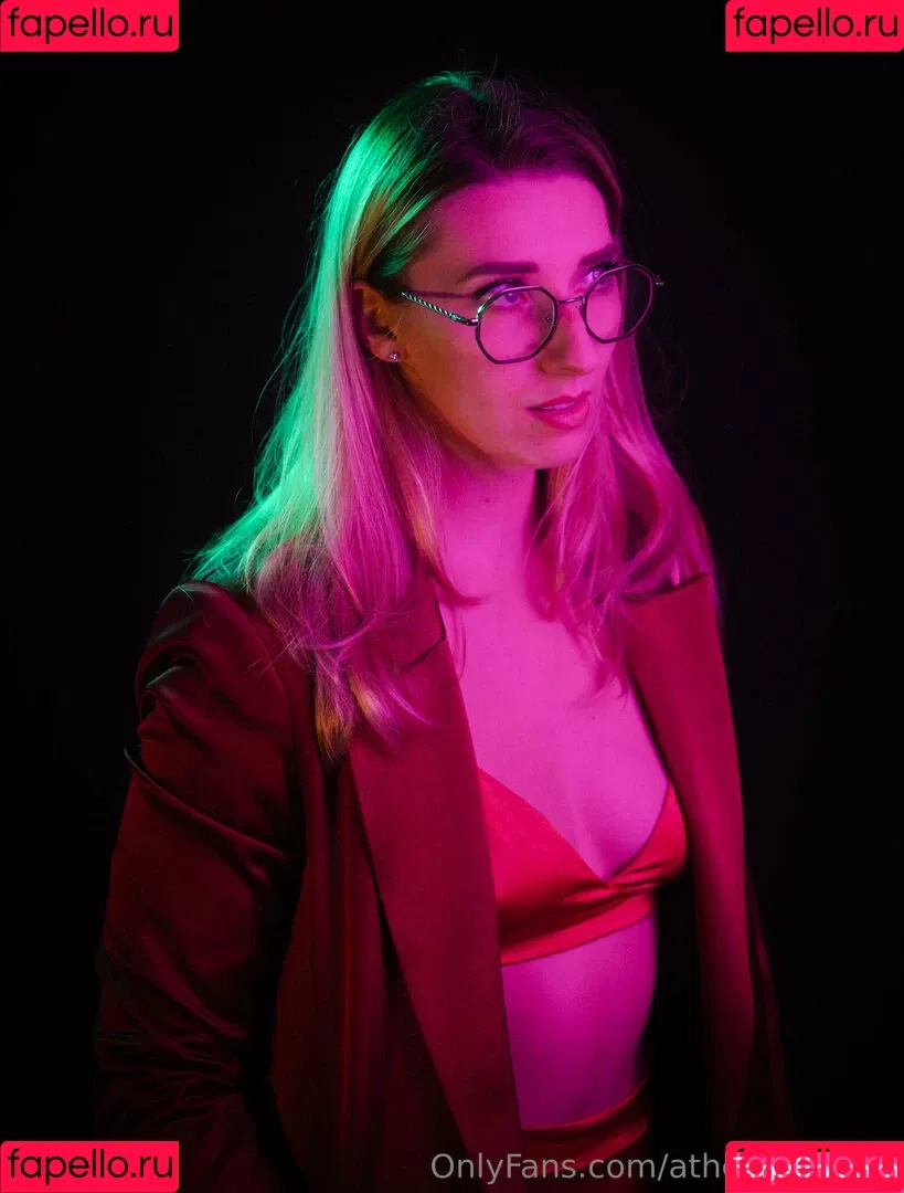 athenasees / athenaskisses / athenaskisses1 Onlyfans Photo Gallery 