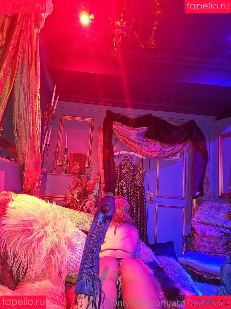 athenasees / athenaskisses / athenaskisses1 Onlyfans Photo Gallery 