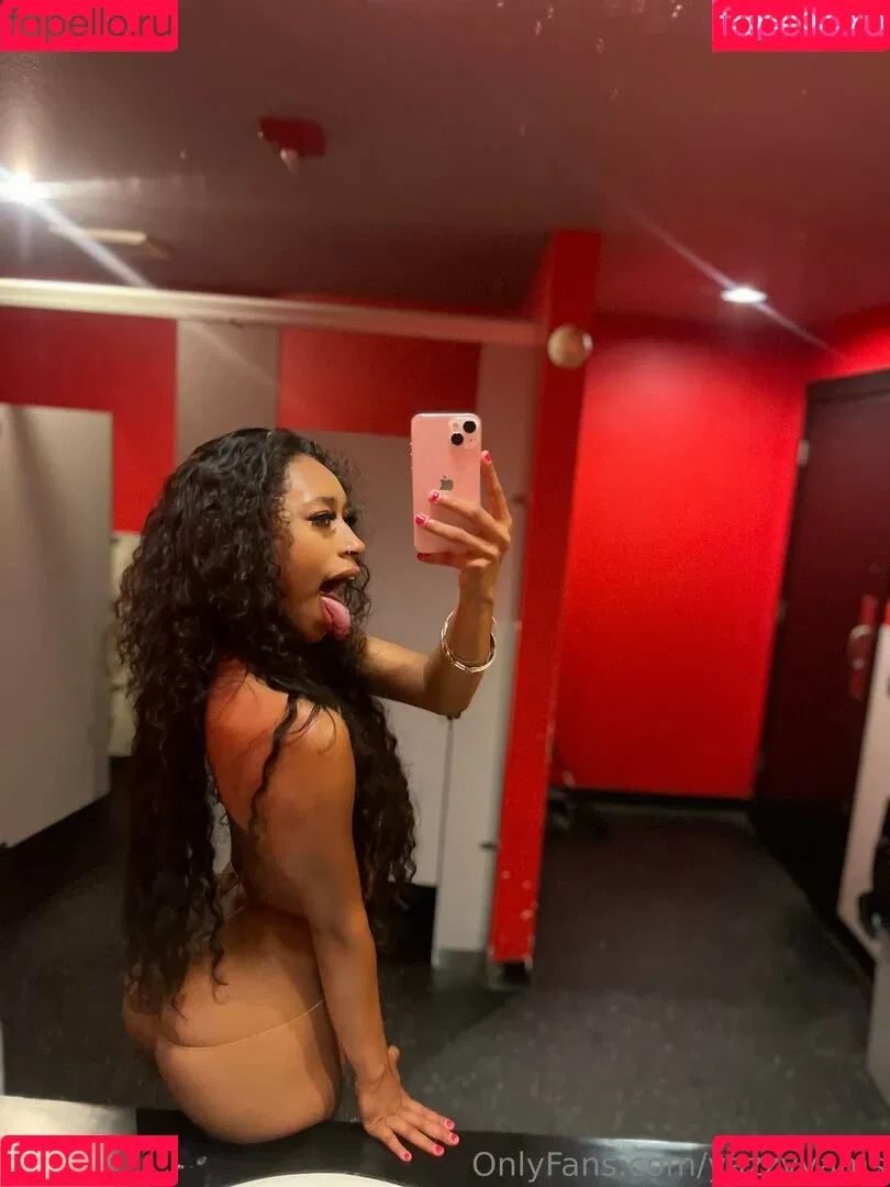 Queen Yasmeena / yazzylonglegs / yazzyyams Onlyfans Photo Gallery 