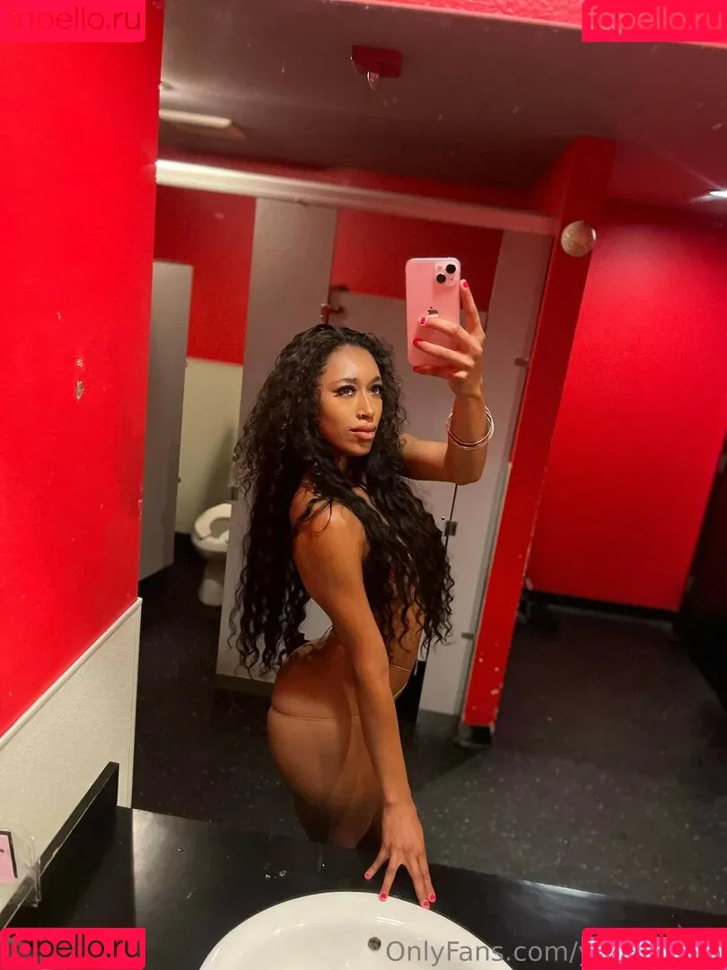 Queen Yasmeena / yazzylonglegs / yazzyyams Onlyfans Photo Gallery 