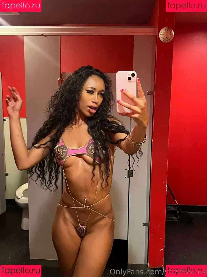 Queen Yasmeena / yazzylonglegs / yazzyyams Onlyfans Photo Gallery 