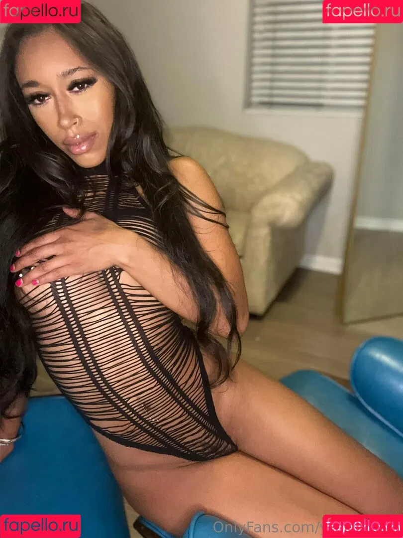 Queen Yasmeena / yazzylonglegs / yazzyyams Onlyfans Photo Gallery 