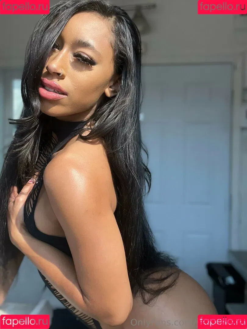 Queen Yasmeena / yazzylonglegs / yazzyyams Onlyfans Photo Gallery 