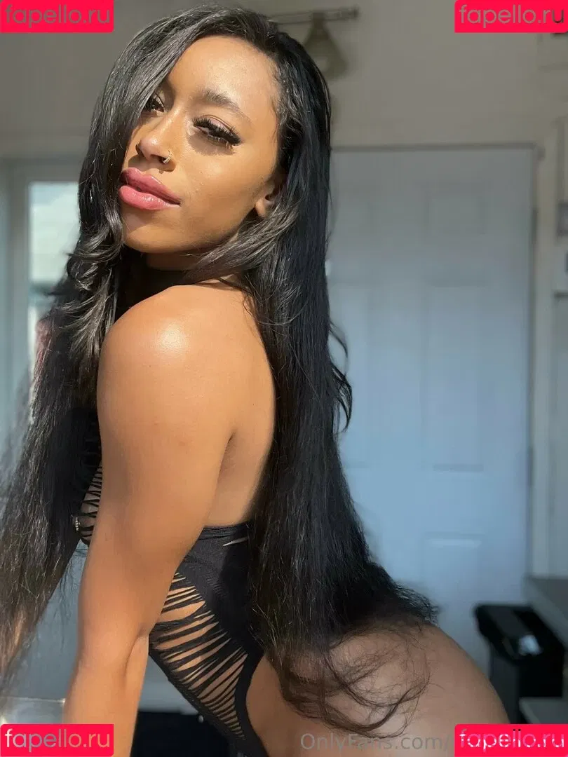 Queen Yasmeena / yazzylonglegs / yazzyyams Onlyfans Photo Gallery 