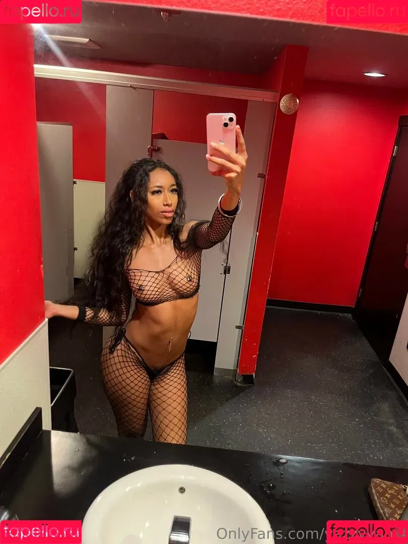 Queen Yasmeena / yazzylonglegs / yazzyyams Onlyfans Photo Gallery 