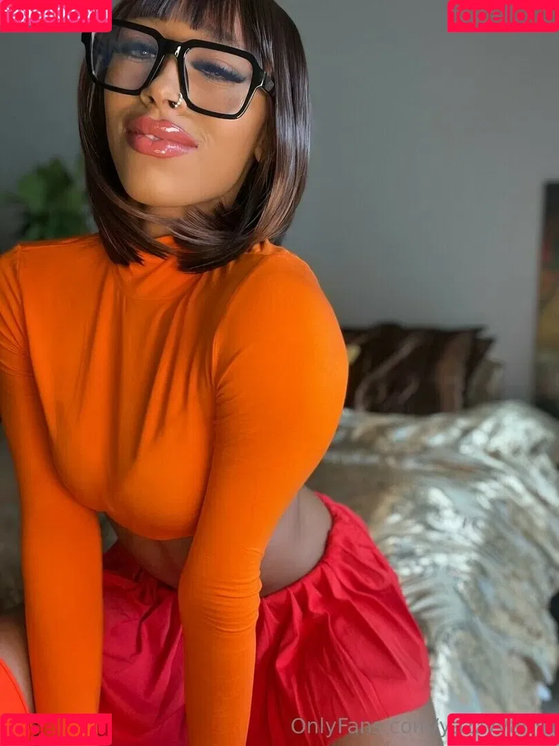 Queen Yasmeena / yazzylonglegs / yazzyyams Onlyfans Photo Gallery 