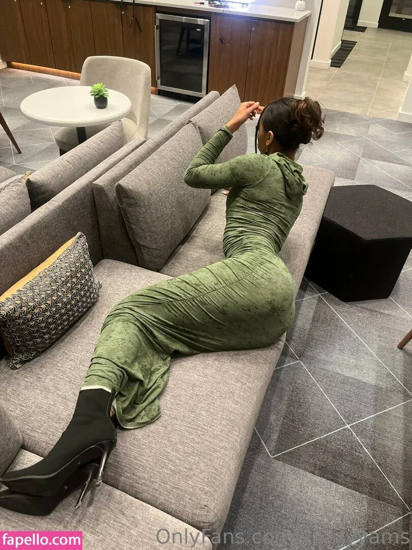 Queen Yasmeena / yazzylonglegs / yazzyyams Onlyfans Photo Gallery 