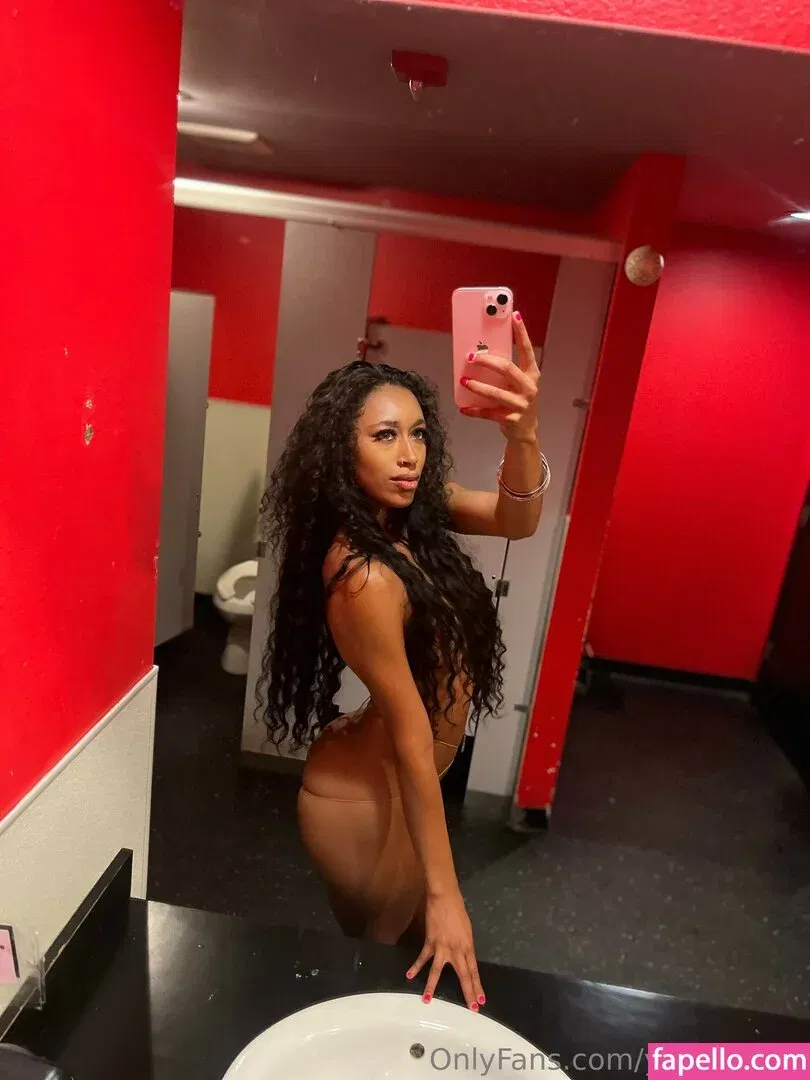 Queen Yasmeena / yazzylonglegs / yazzyyams Onlyfans Photo Gallery 