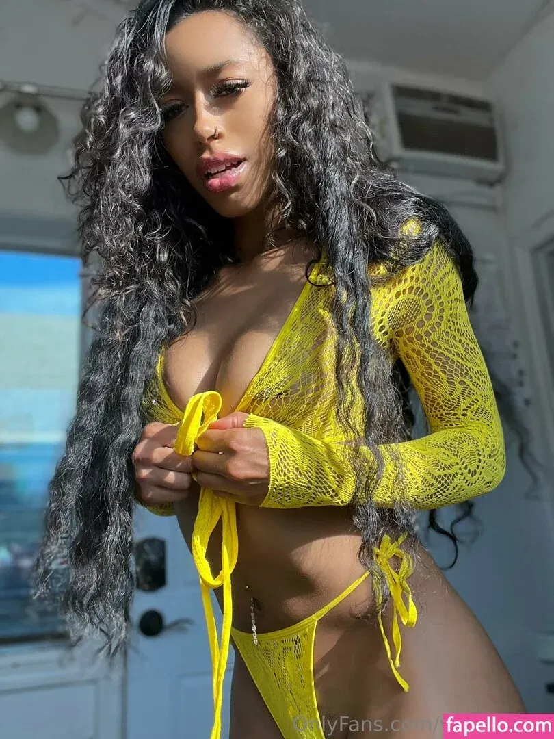 Queen Yasmeena / yazzylonglegs / yazzyyams Onlyfans Photo Gallery 