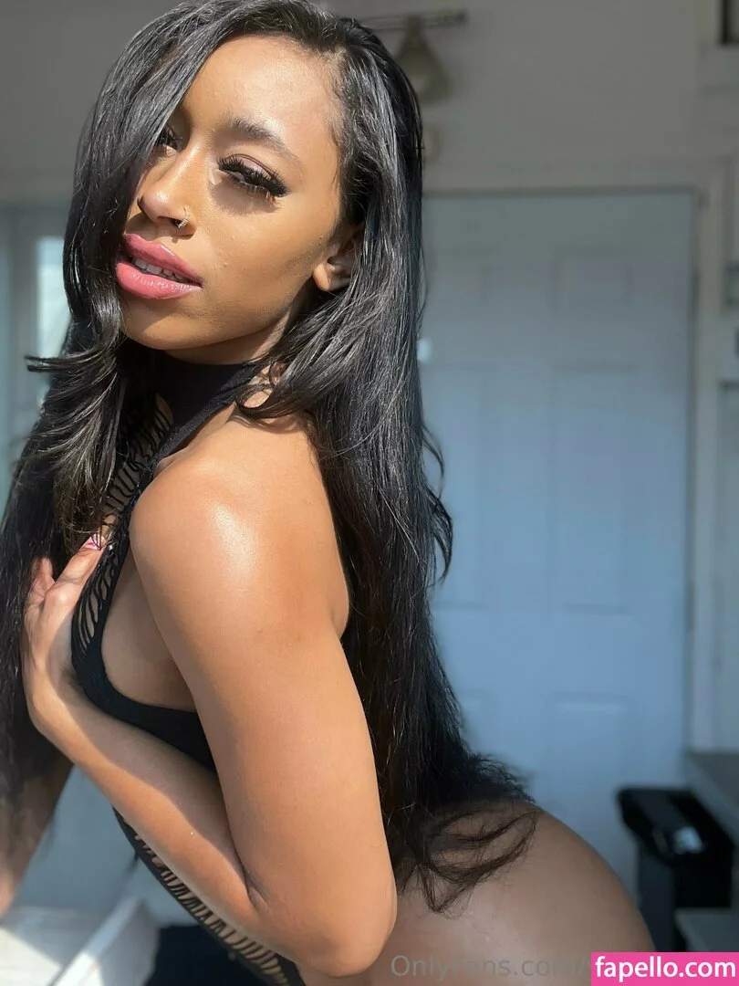 Queen Yasmeena / yazzylonglegs / yazzyyams Onlyfans Photo Gallery 