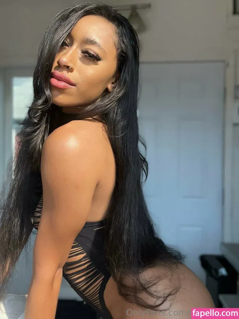 Queen Yasmeena / yazzylonglegs / yazzyyams Onlyfans Photo Gallery 