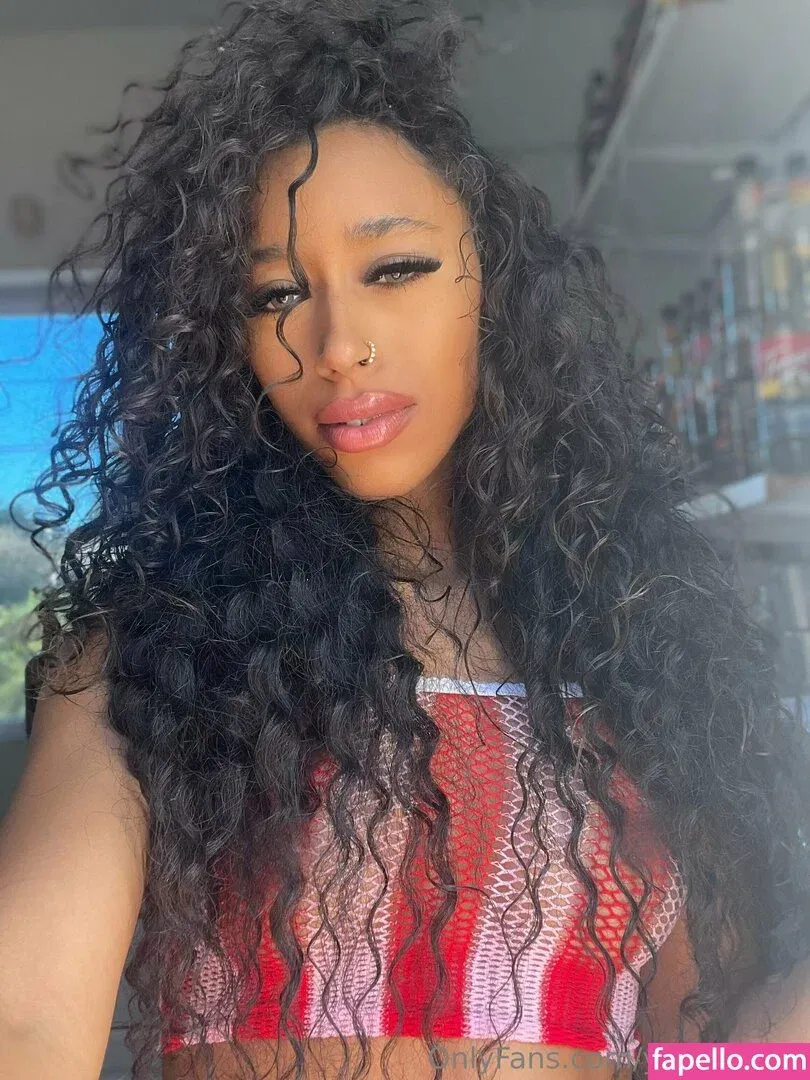 Queen Yasmeena / yazzylonglegs / yazzyyams Onlyfans Photo Gallery 