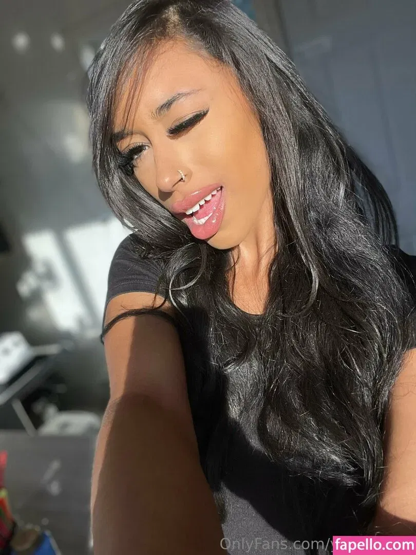 Queen Yasmeena / yazzylonglegs / yazzyyams Onlyfans Photo Gallery 