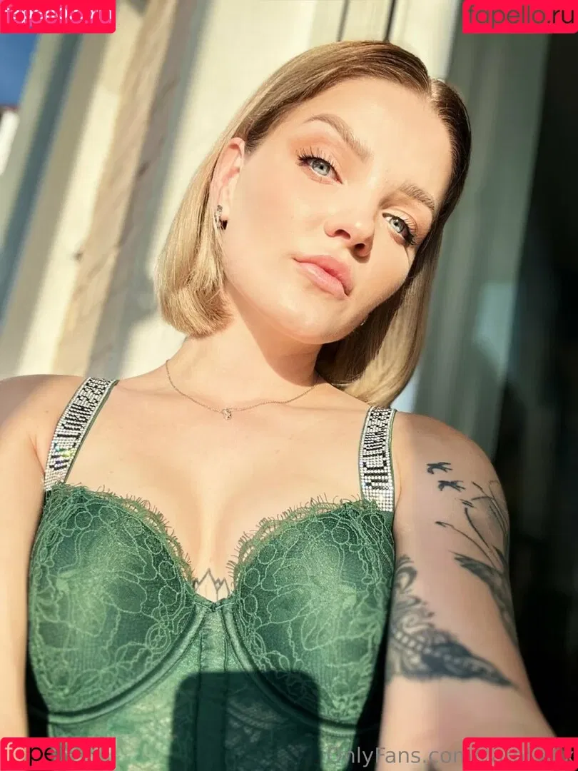 carol.xxx / carollinejane123742 Onlyfans Photo Gallery 