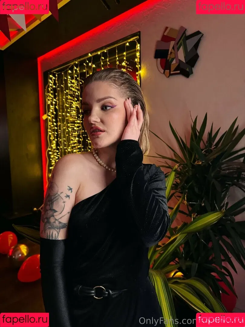 carol.xxx / carollinejane123742 Onlyfans Photo Gallery 