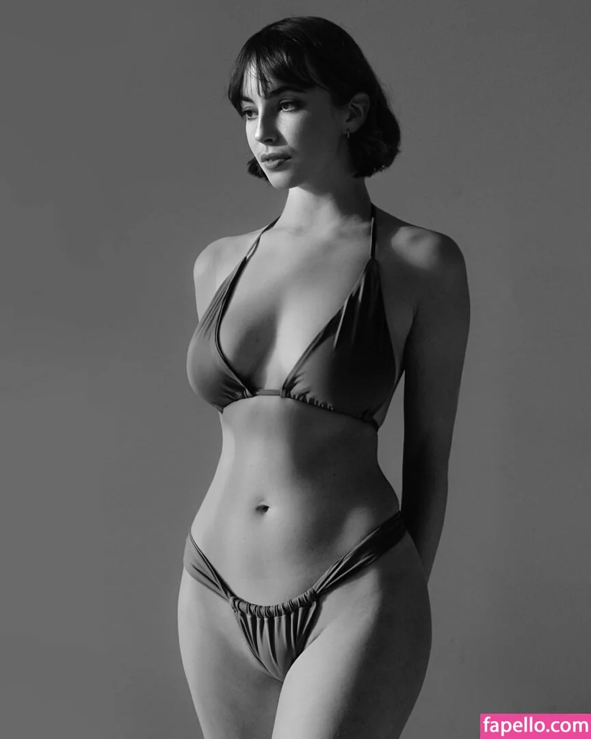 Amelie Manzoli Onlyfans Photo Gallery 