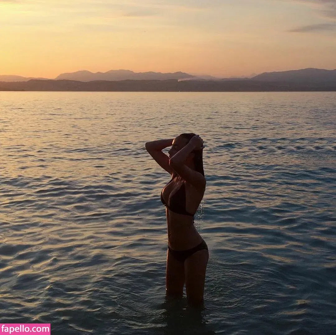 Amelie Manzoli Onlyfans Photo Gallery 