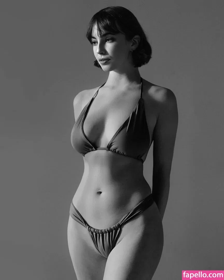 Amelie Manzoli Onlyfans Photo Gallery 