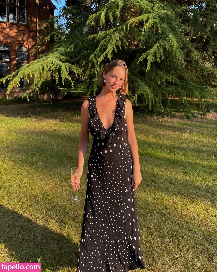 Amelie Manzoli Onlyfans Photo Gallery 