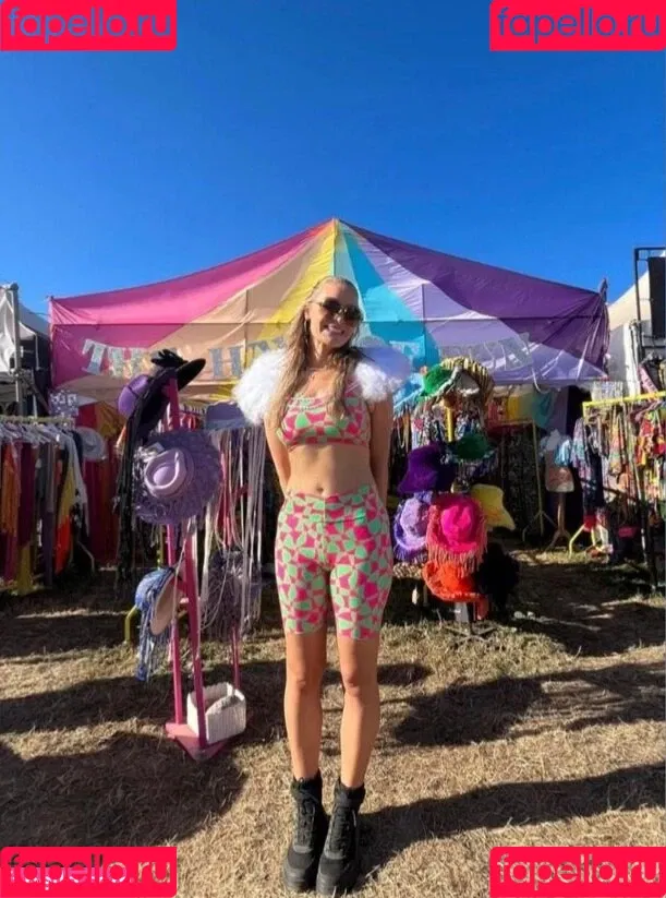 Laura Woods / laurawoodstv Onlyfans Photo Gallery 