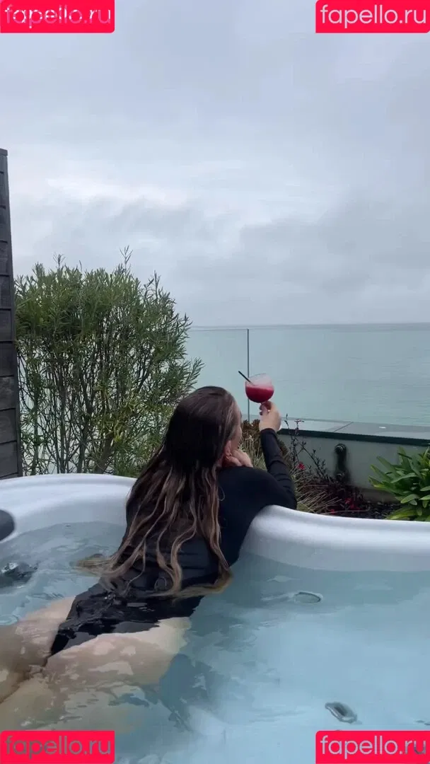 Laura Woods / laurawoodstv Onlyfans Photo Gallery 