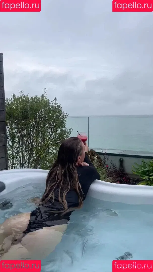 Laura Woods / laurawoodstv Onlyfans Photo Gallery 