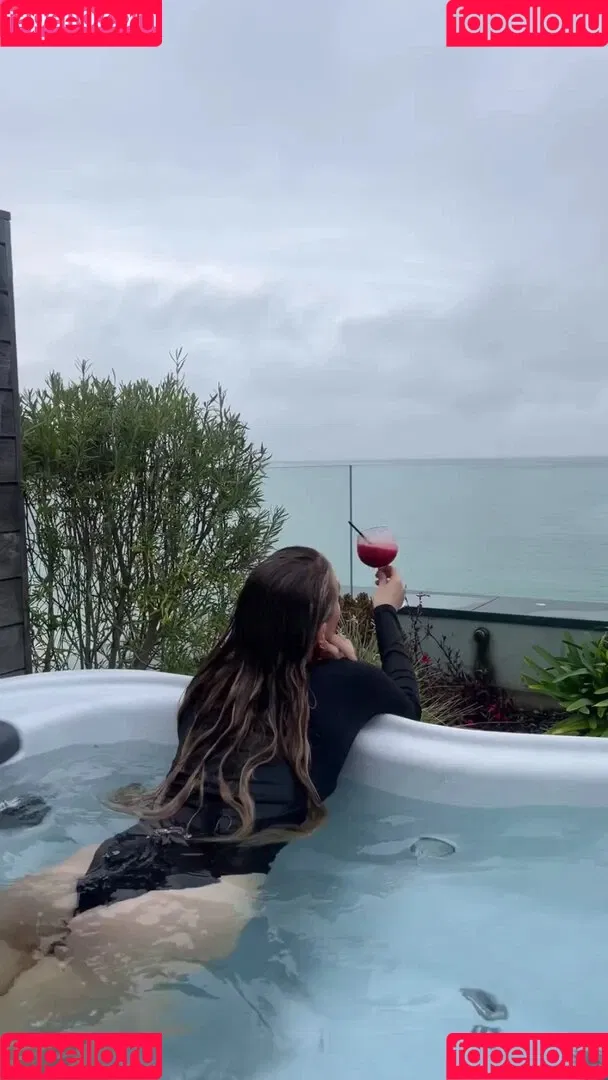 Laura Woods / laurawoodstv Onlyfans Photo Gallery 