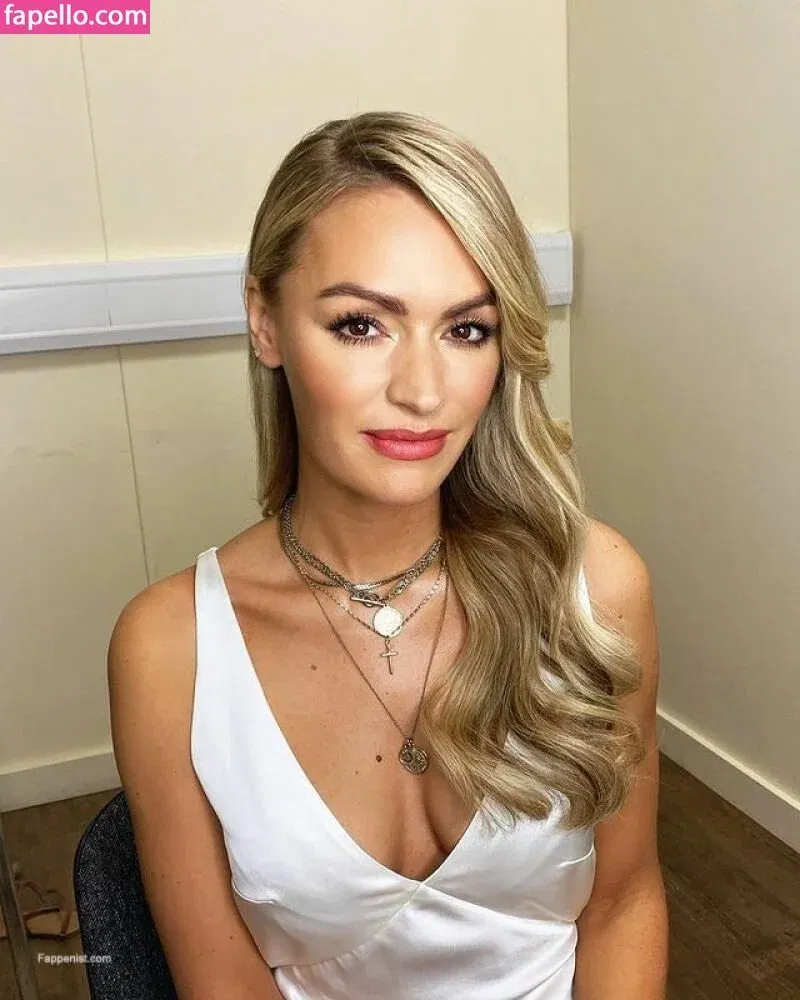 Laura Woods / laurawoodstv Onlyfans Photo Gallery 