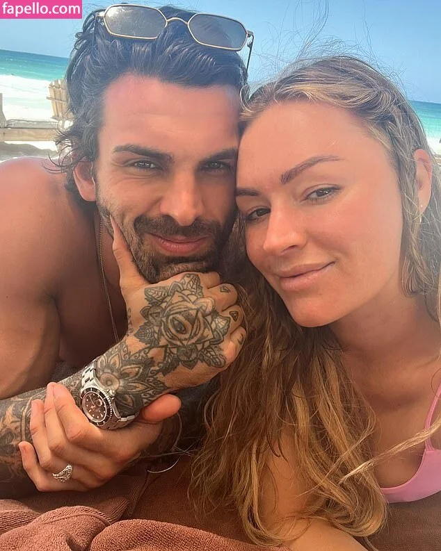 Laura Woods / laurawoodstv Onlyfans Photo Gallery 