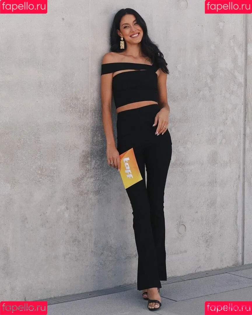 Rebecca Mir / sarahtoninx9_ Onlyfans Photo Gallery 