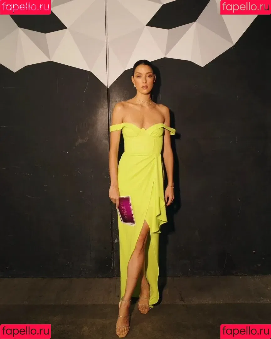 Rebecca Mir / sarahtoninx9_ Onlyfans Photo Gallery 