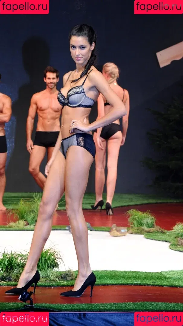 Rebecca Mir / sarahtoninx9_ Onlyfans Photo Gallery 