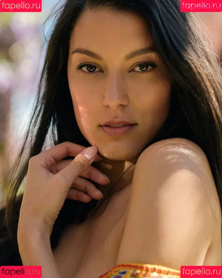 Rebecca Mir / sarahtoninx9_ Onlyfans Photo Gallery 