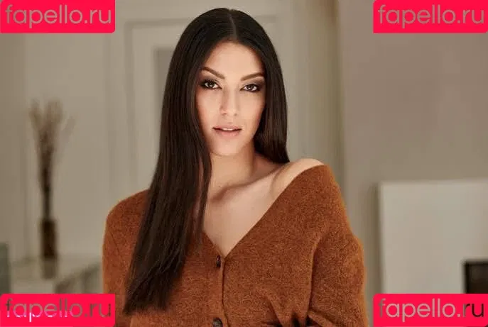 Rebecca Mir / sarahtoninx9_ Onlyfans Photo Gallery 