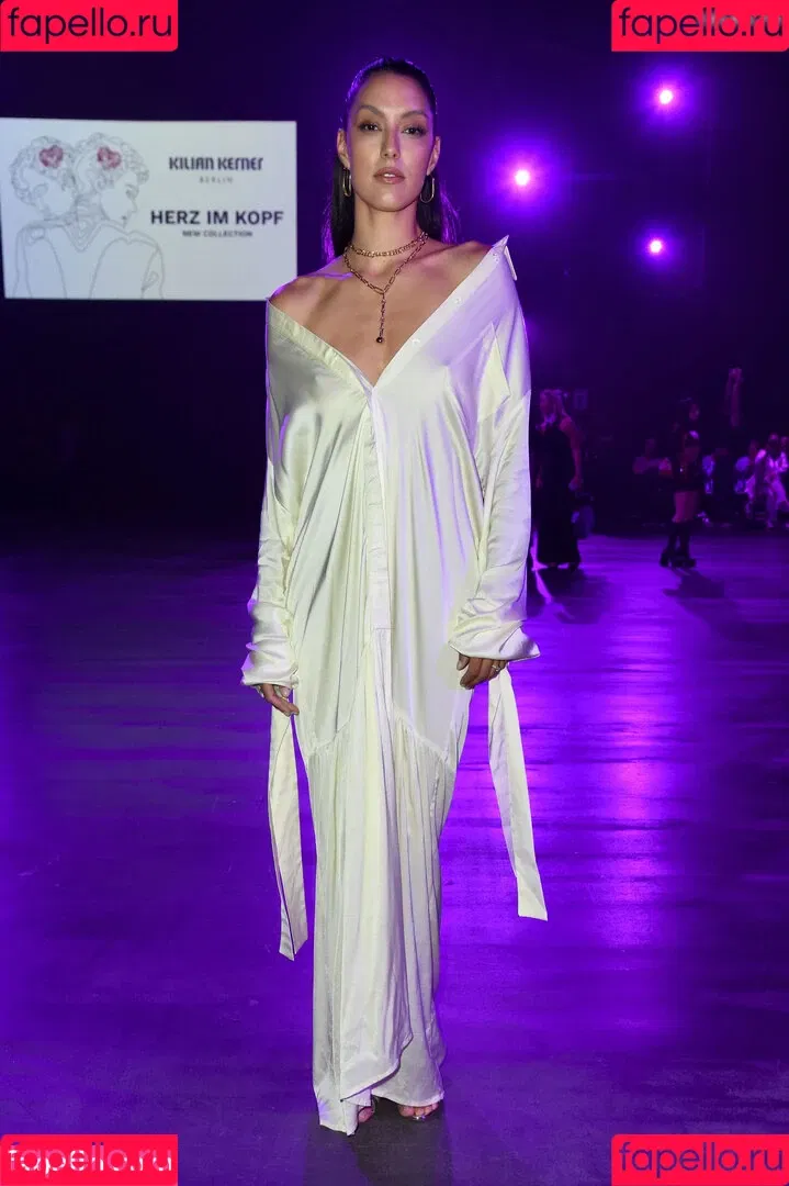 Rebecca Mir / sarahtoninx9_ Onlyfans Photo Gallery 