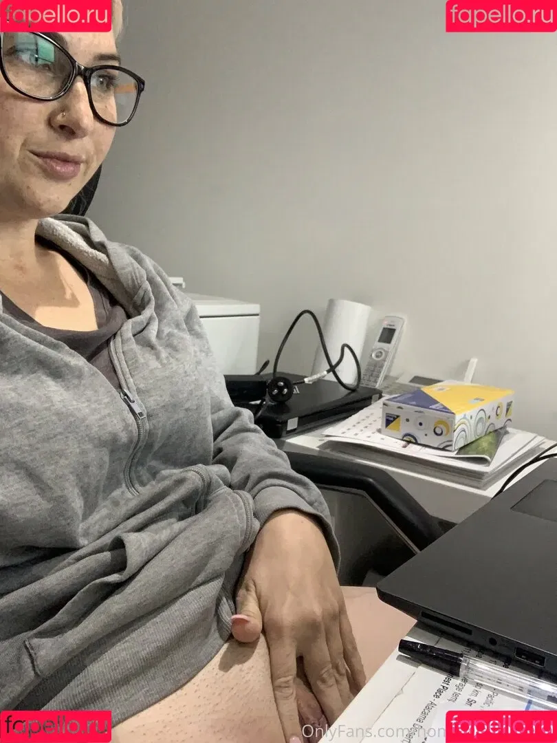 home-alone-mum / momathomealone Onlyfans Photo Gallery 